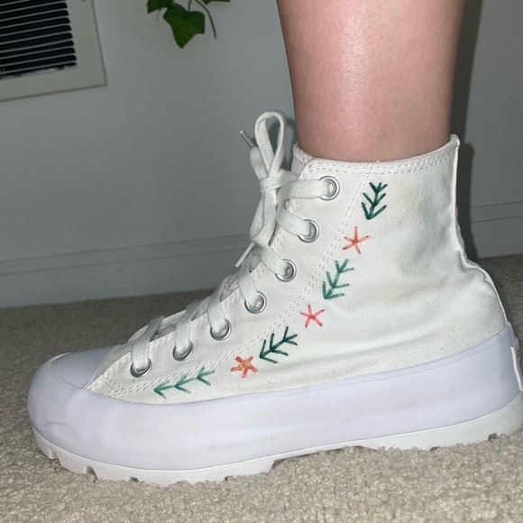 Hand-embroidered white platform converse! - Picture 4 of 4